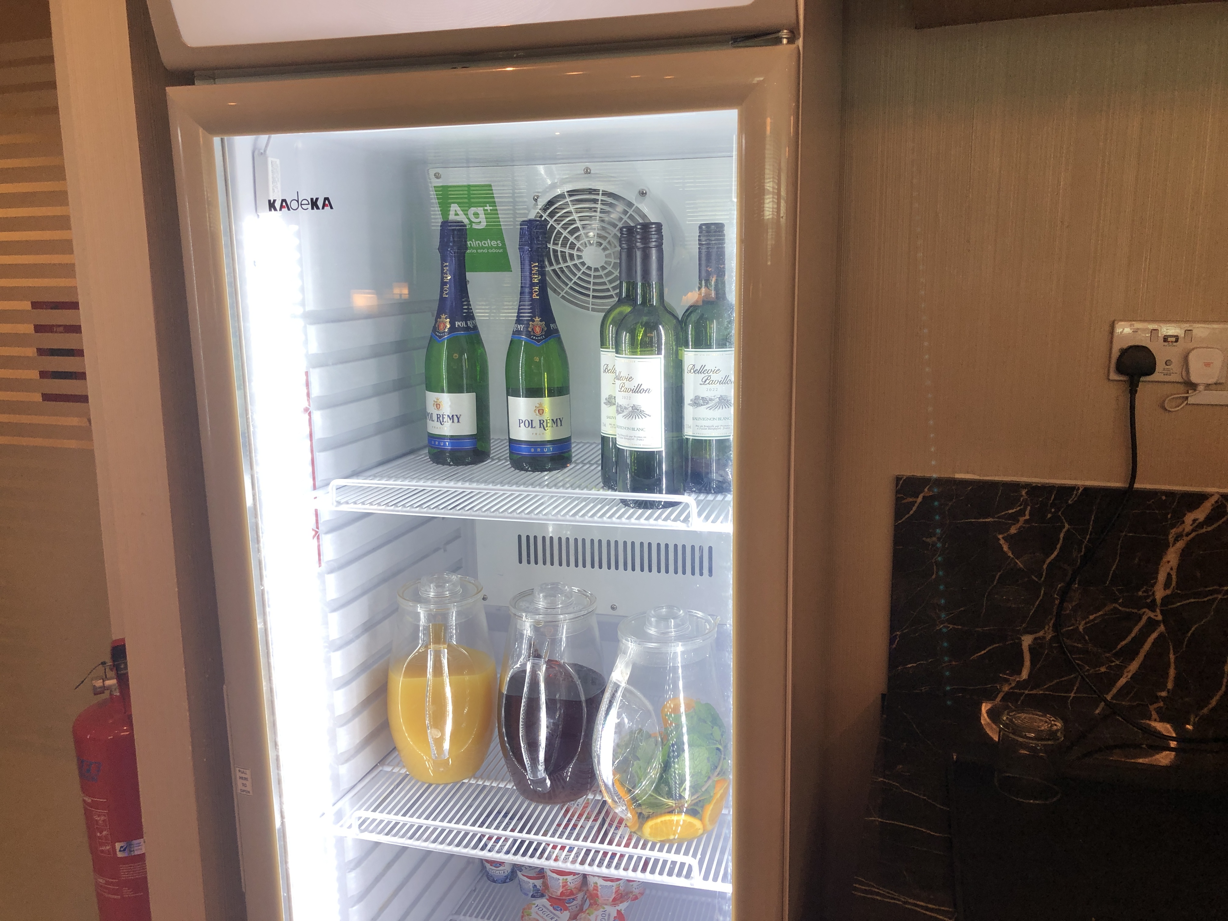 棚に置かれたビールの入った冷蔵庫