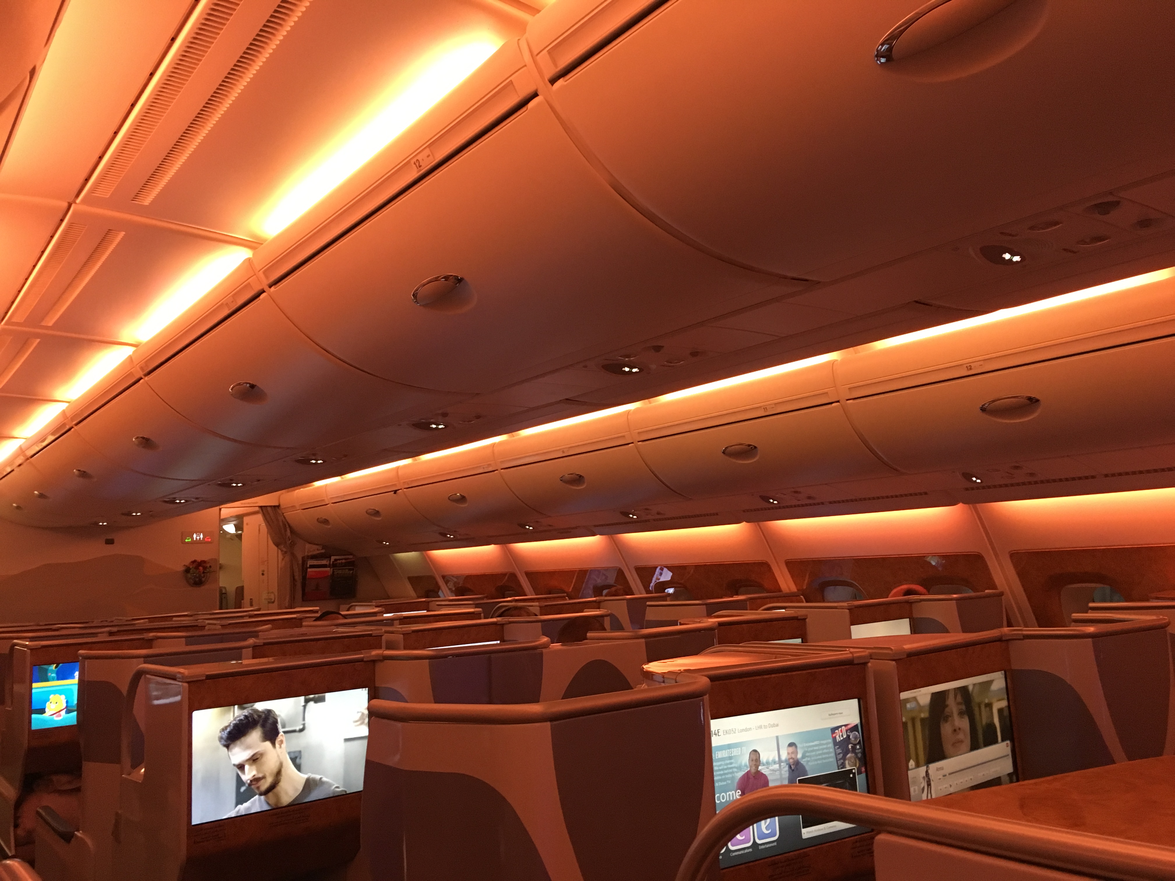 Business Class Review : エミレーツ航空(EK) EK32 ロンドンヒースロー(LHR) – ドバイ(DXB) エアバス A380