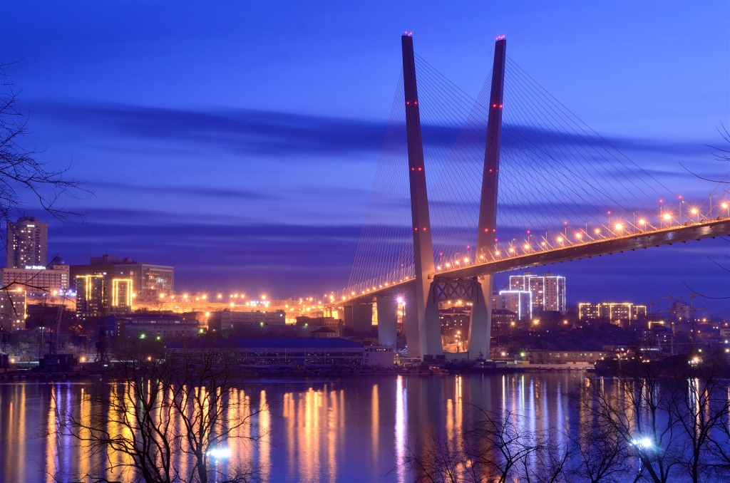 夜の川と橋と建物