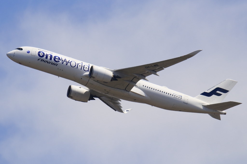 飛行機が空を飛んでいる