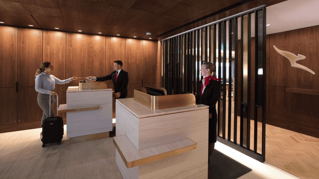 部屋の中に立っている男性