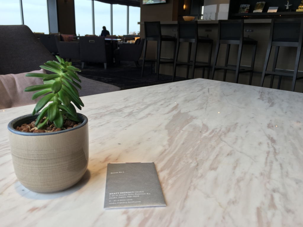 テーブルの上の花瓶に入った植物