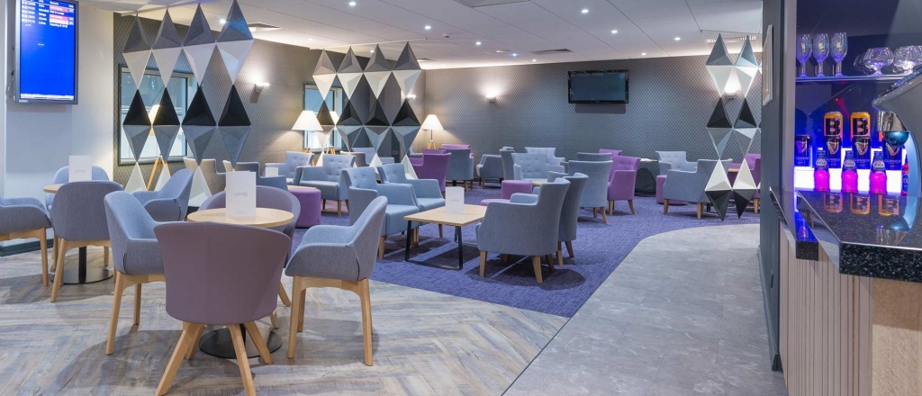 テーブルの上にある沢山の椅子がある部屋