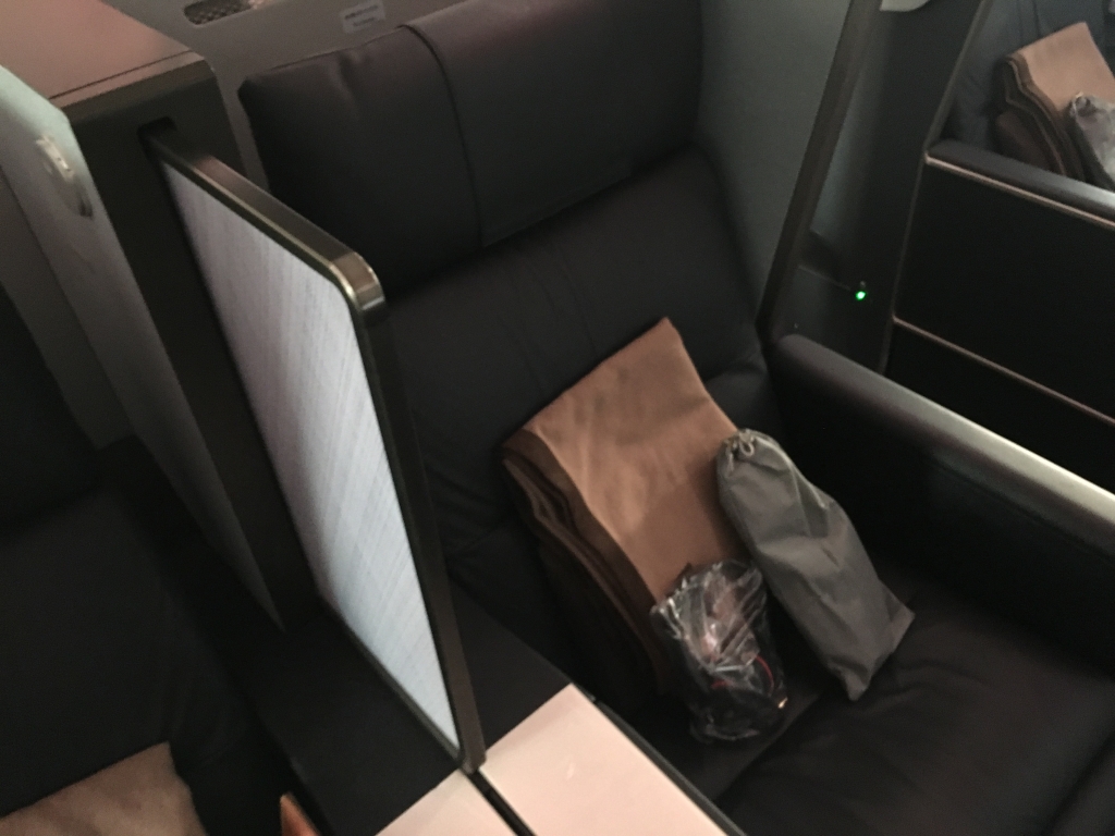 車の座席に座っている
