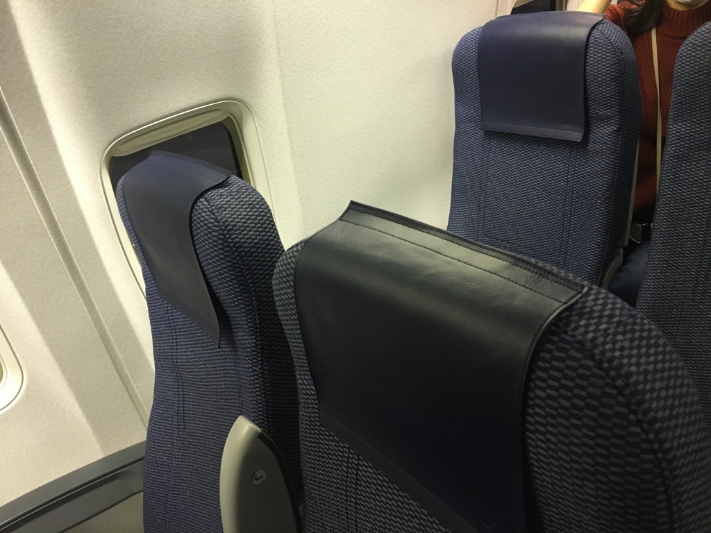 車の座席に座っている