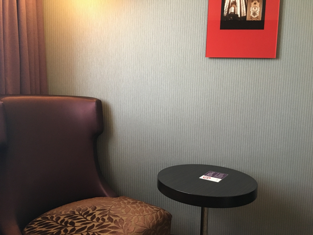 部屋の隅に置かれた椅子