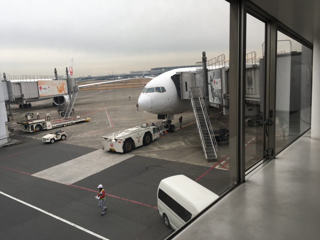 空港のゲートに止まっている飛行機