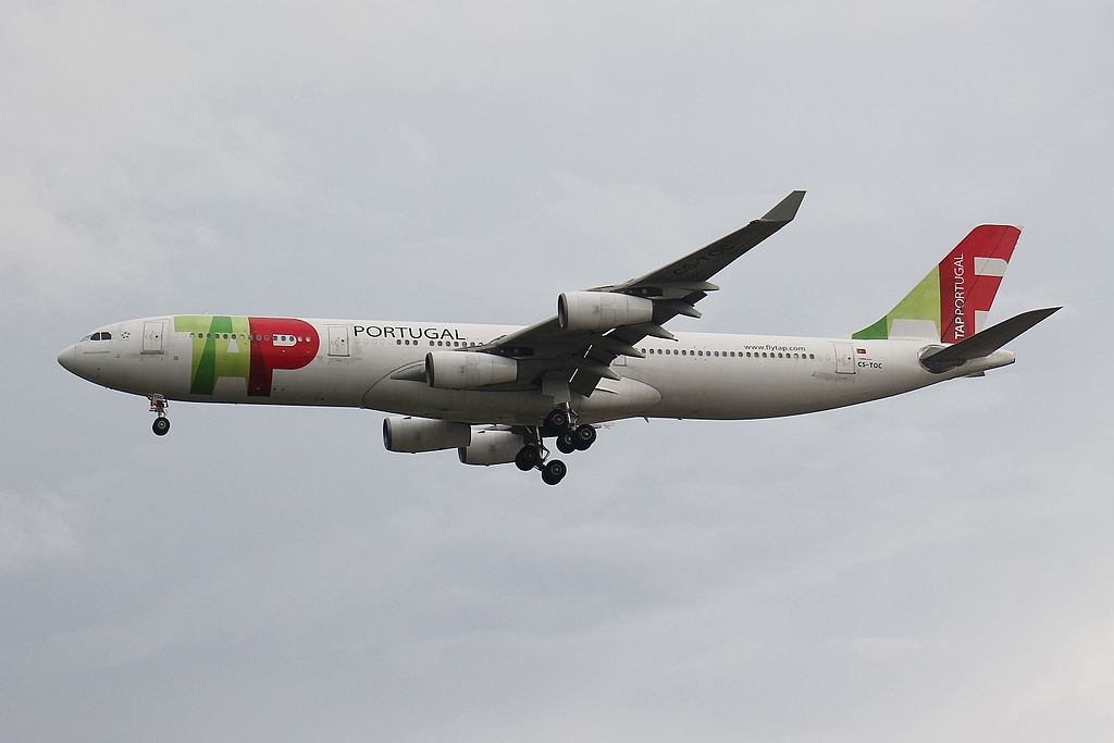 飛行機が空を飛んでいるジェット機