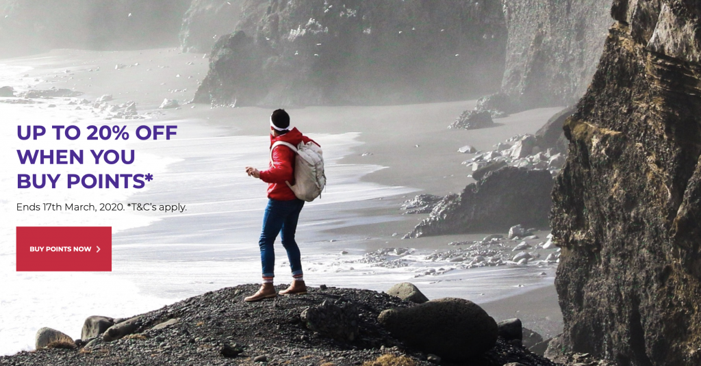 水の上にある岩の上にいる男