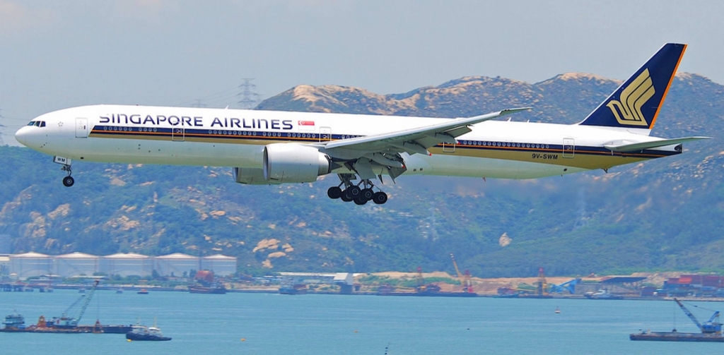水の上を飛ぶ飛行機