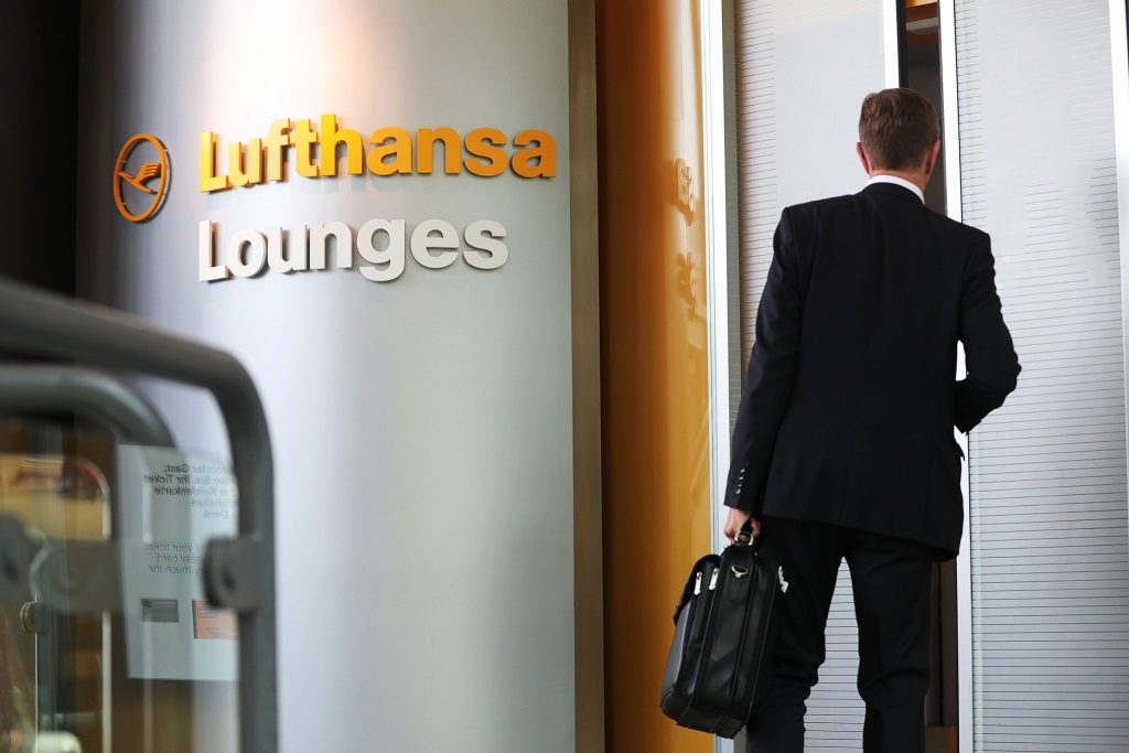 ドアの前に立つ男性