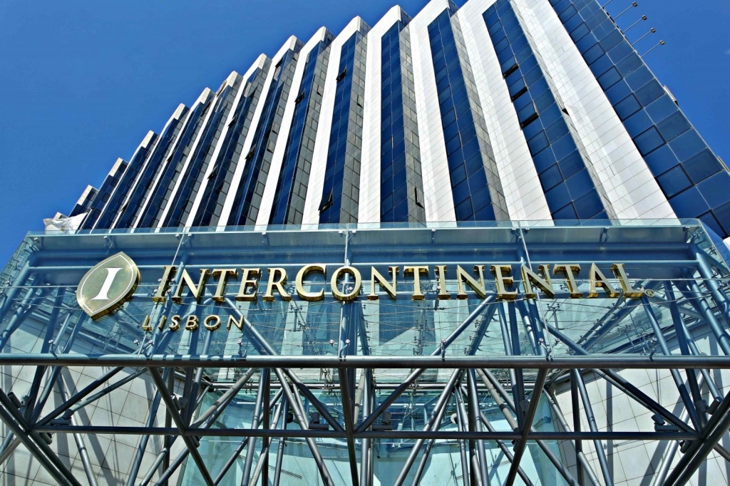 橋の上に立っている時計台