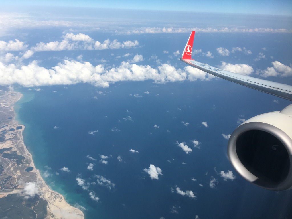飛行機の窓から見える雲海