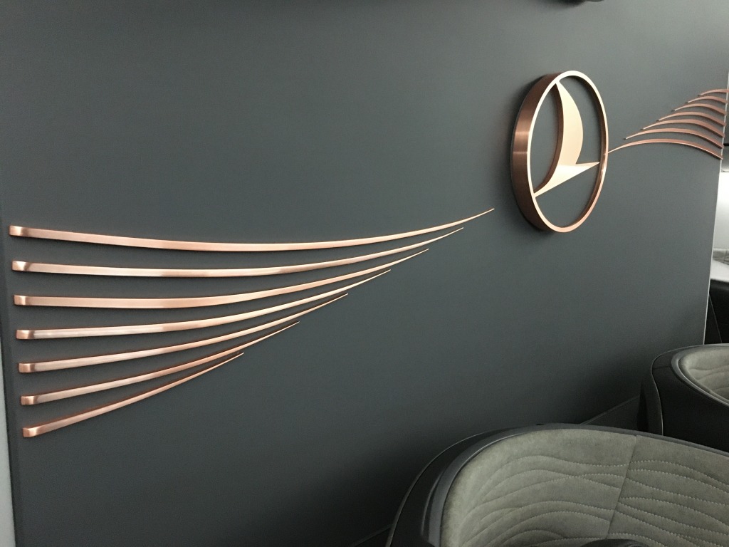 椅子に座っている