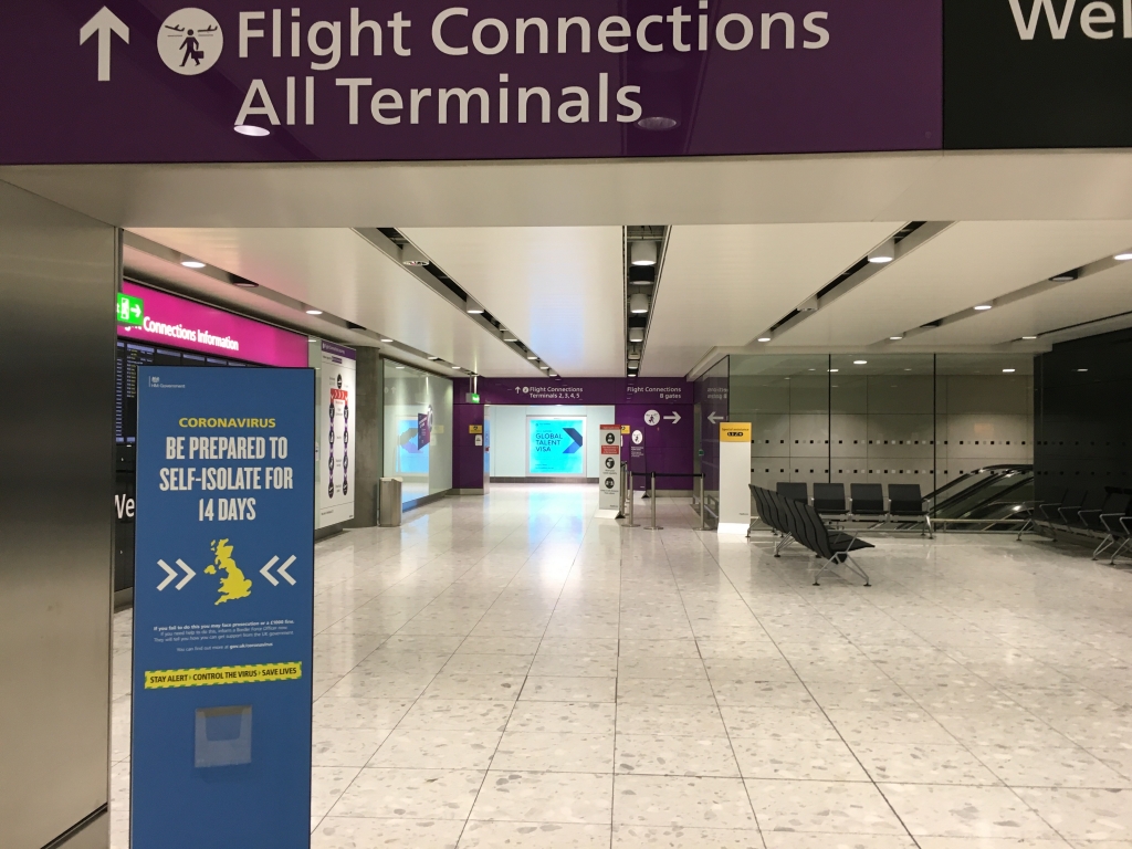 店の窓ガラスに貼ってあるポスター