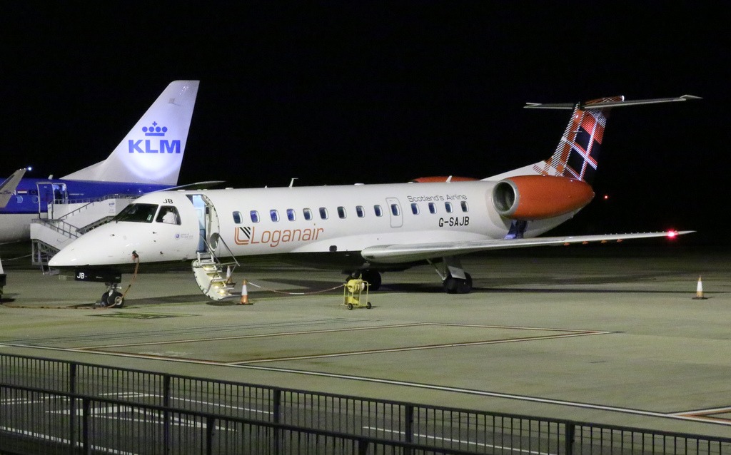 滑走路に止まっている飛行機