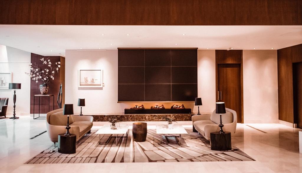 モダンな家具がある部屋