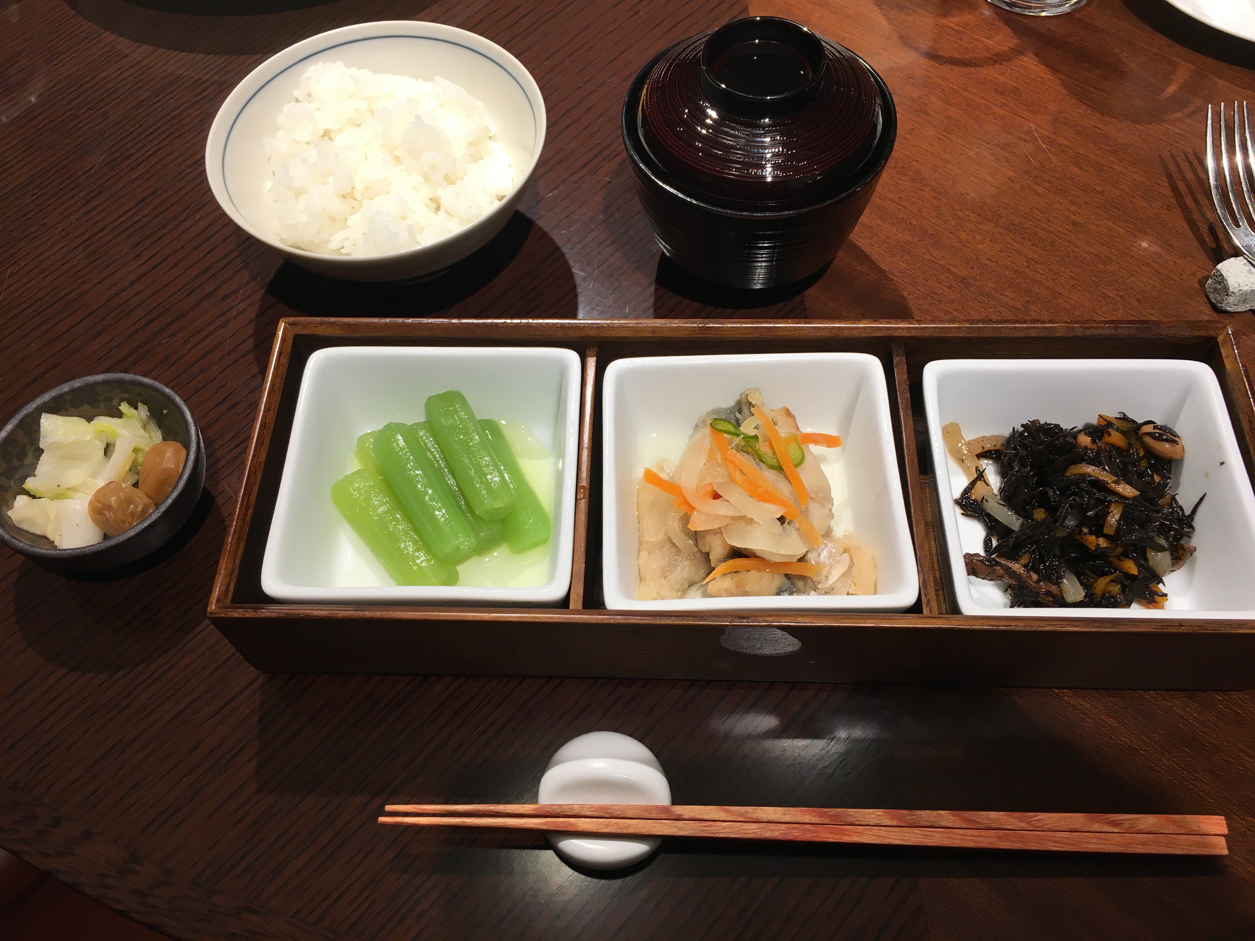 テーブルの上にあるいろんな料理