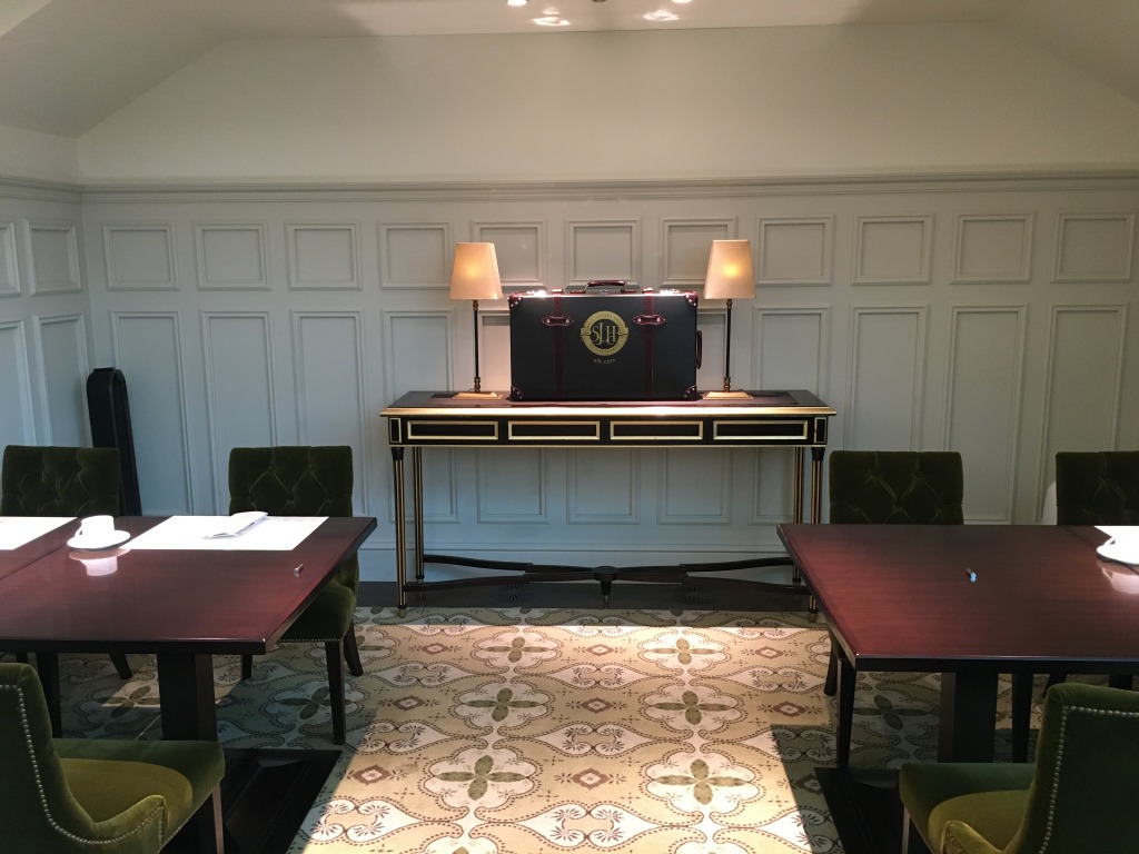 暖炉のあるリビングルーム