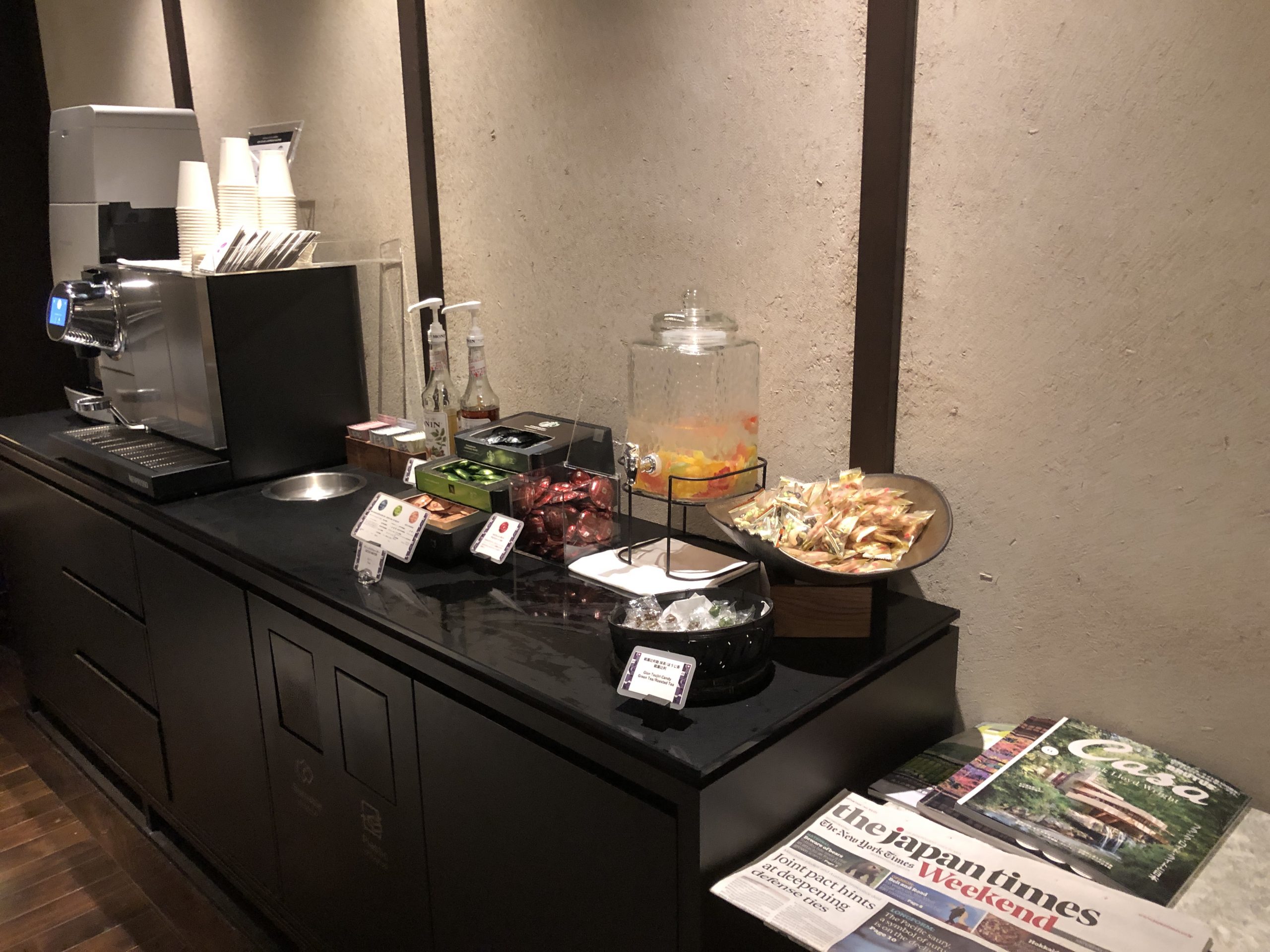 キッチンカウンターの上に置かれたパンフレット