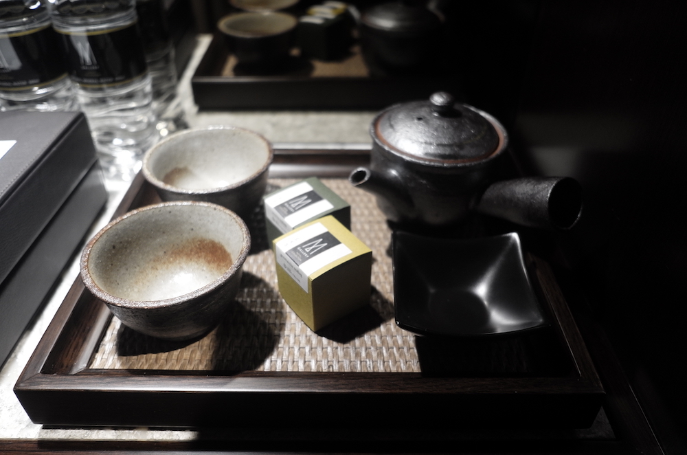 テーブルの上に置かれたコーヒーメーカー