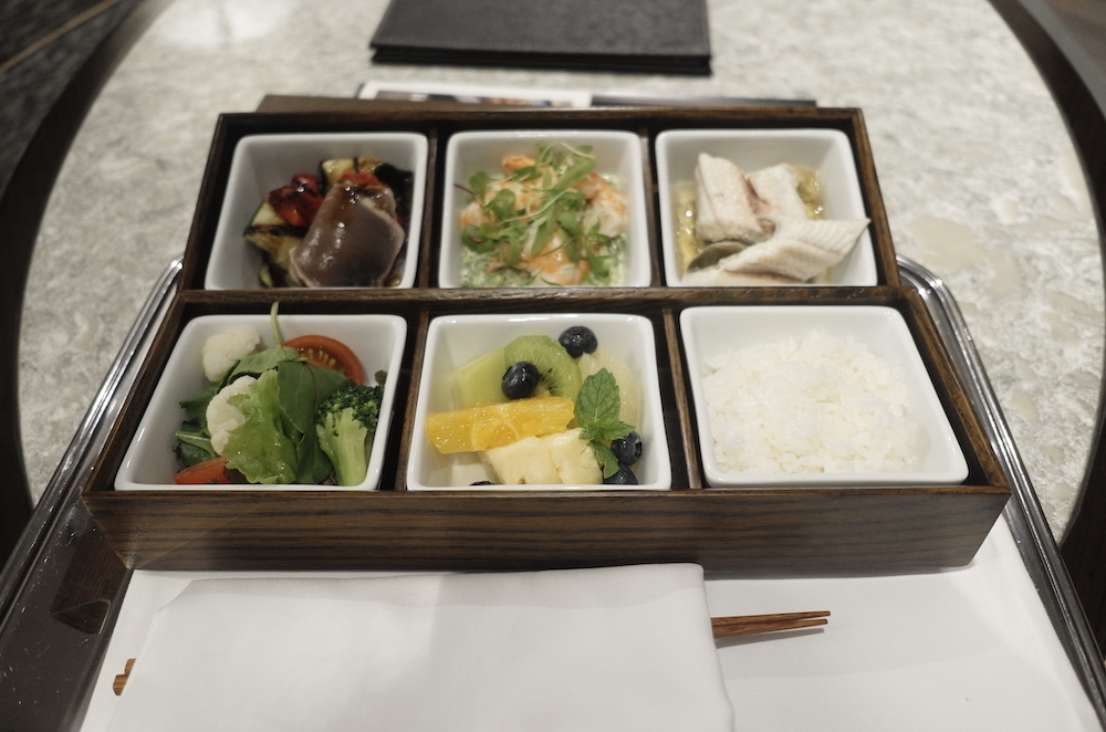 トレイの上にあるいろんな食べ物