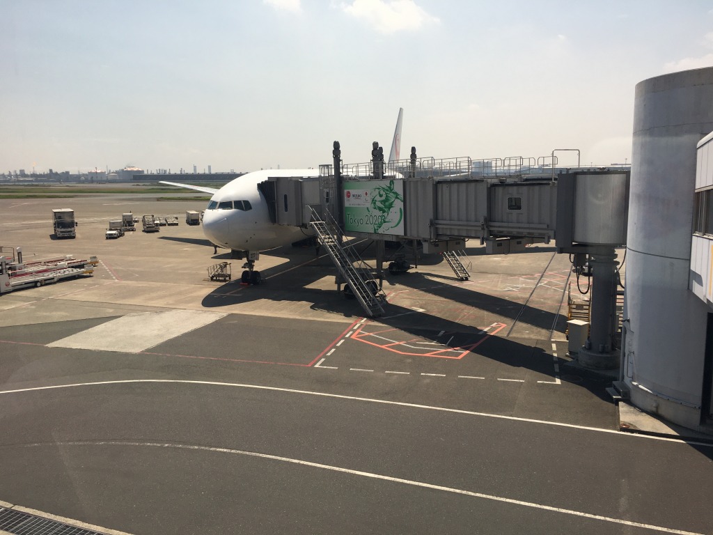 空港の滑走路を走っている船