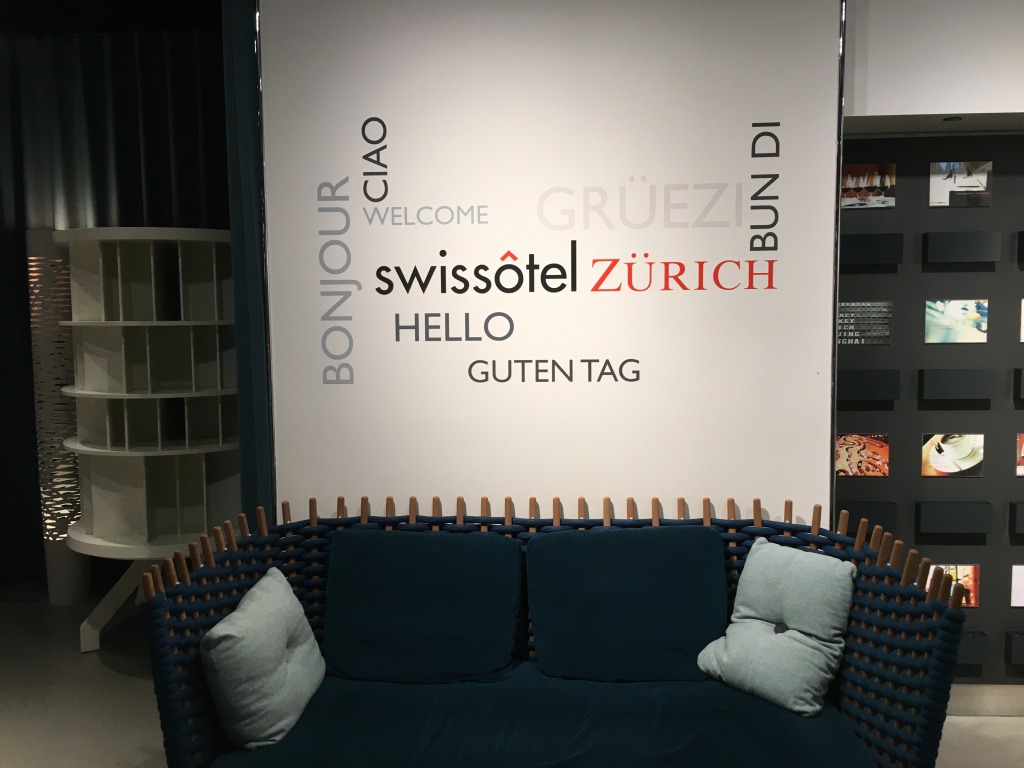 部屋に備えている数々の本