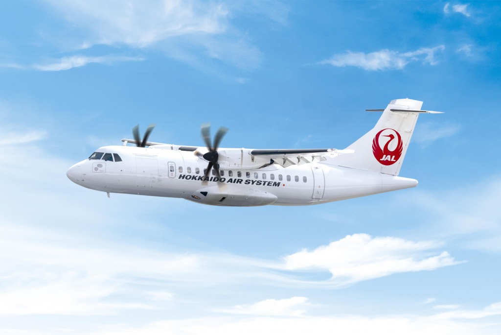 飛行機が空を飛んでいるジェット機