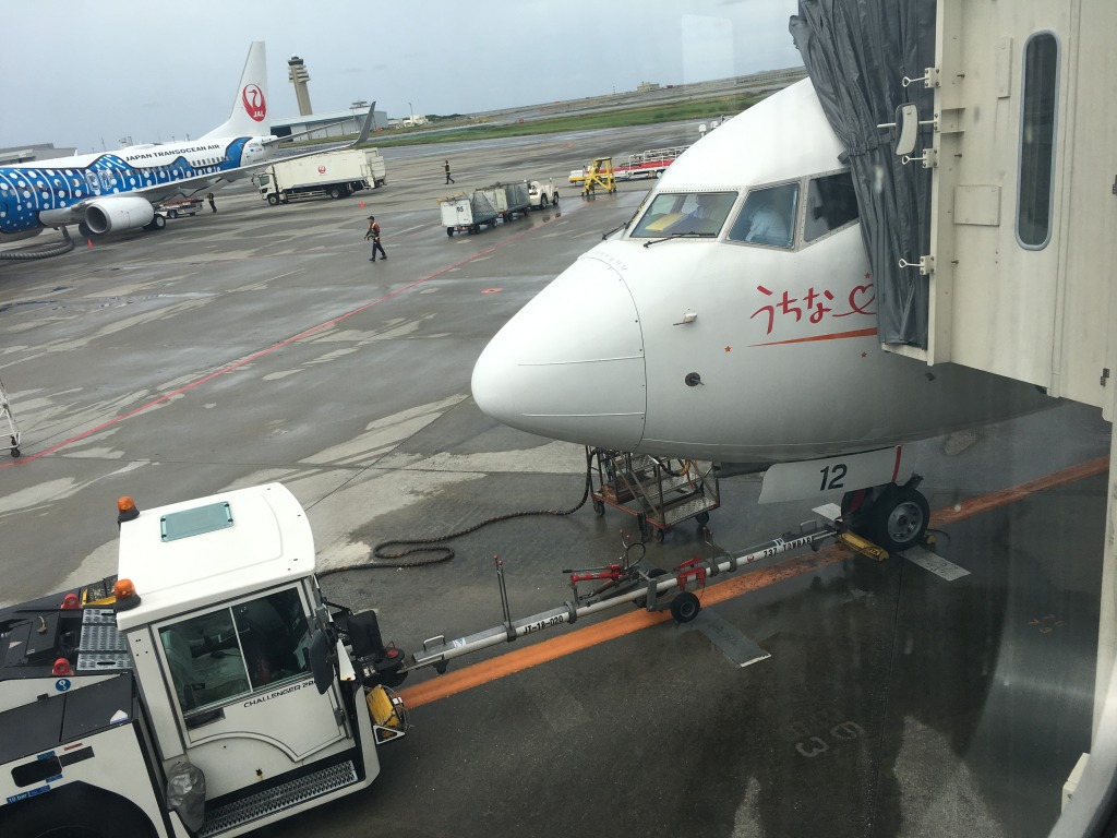 飛行機が飛行場に止まっているトラック