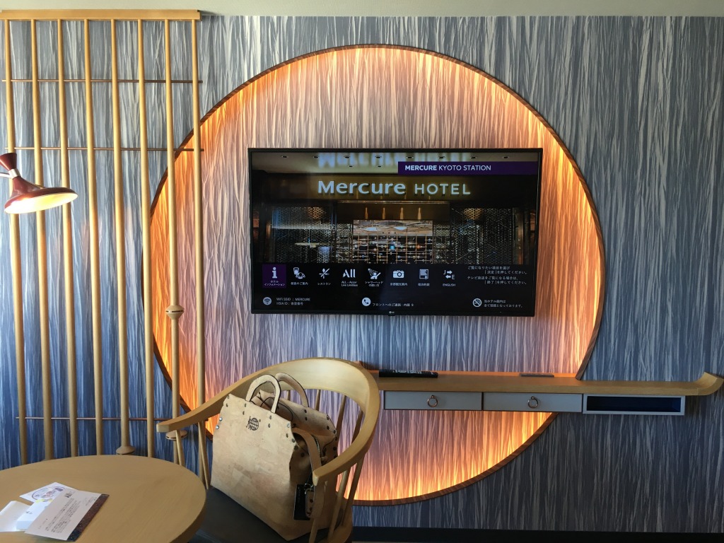 木製テーブルの上に置かれた椅子