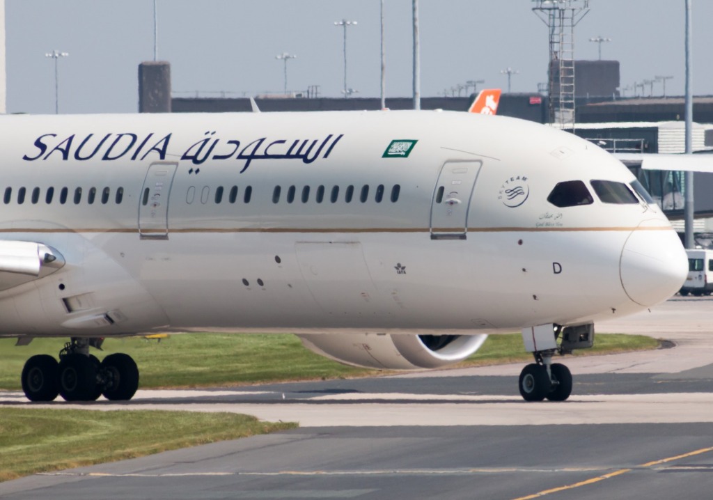 滑走路に止まっている飛行機