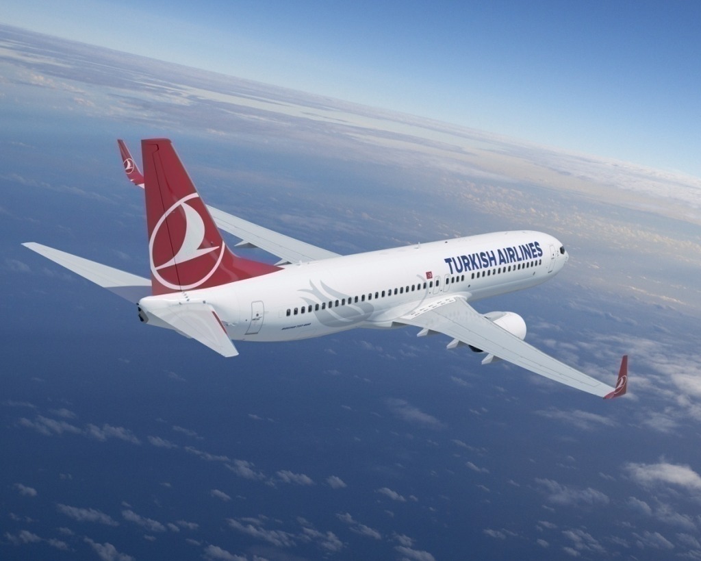 飛行機が空を飛んでいるジェット機