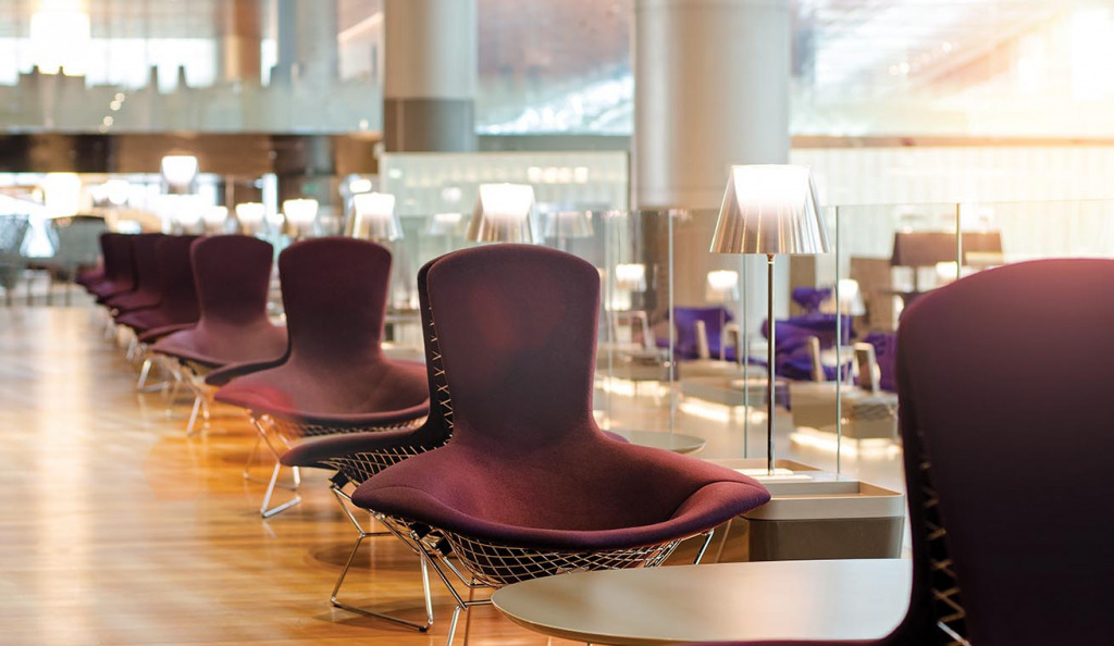 レストランのテーブルに置かれた椅子