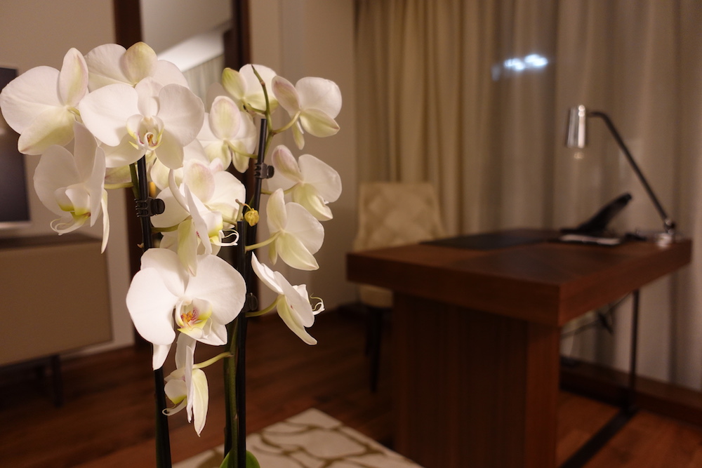 テーブルの上の花瓶に入った花
