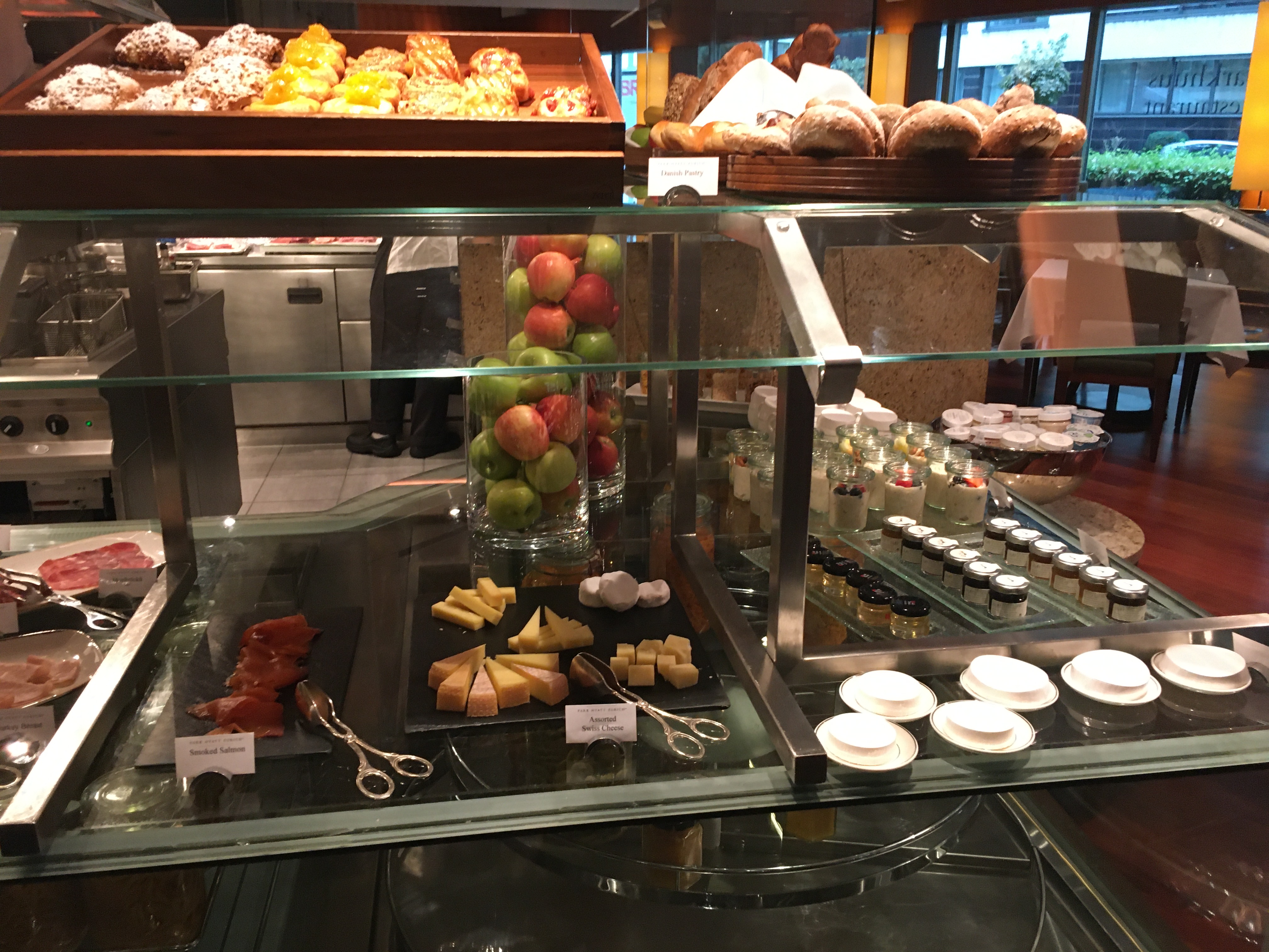 店の上にあるケーキ