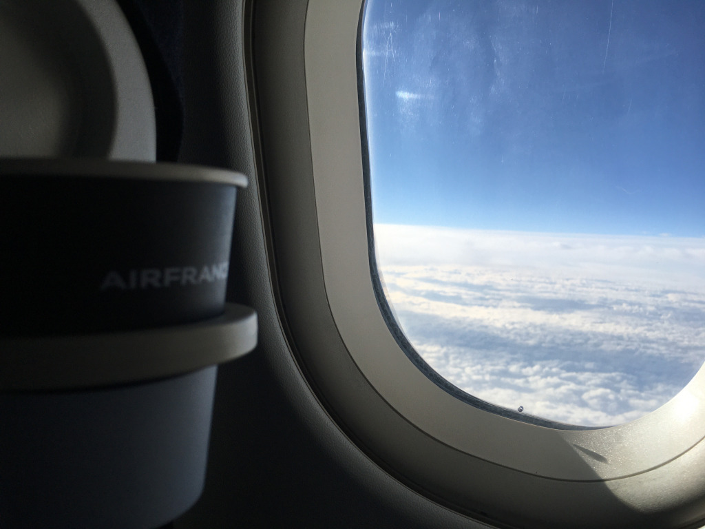 飛行機の窓から見える景色