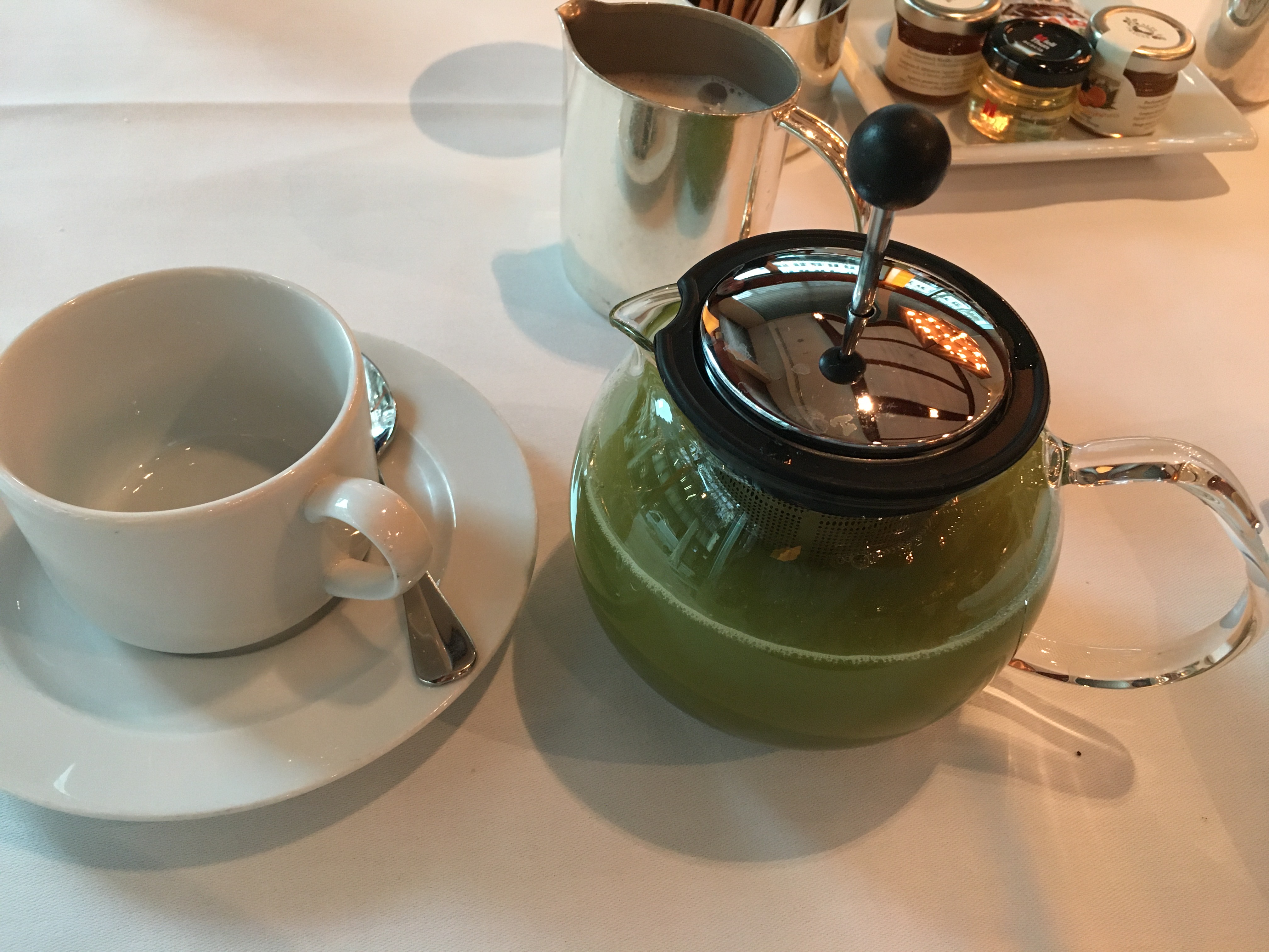 テーブルの上にあるコーヒー