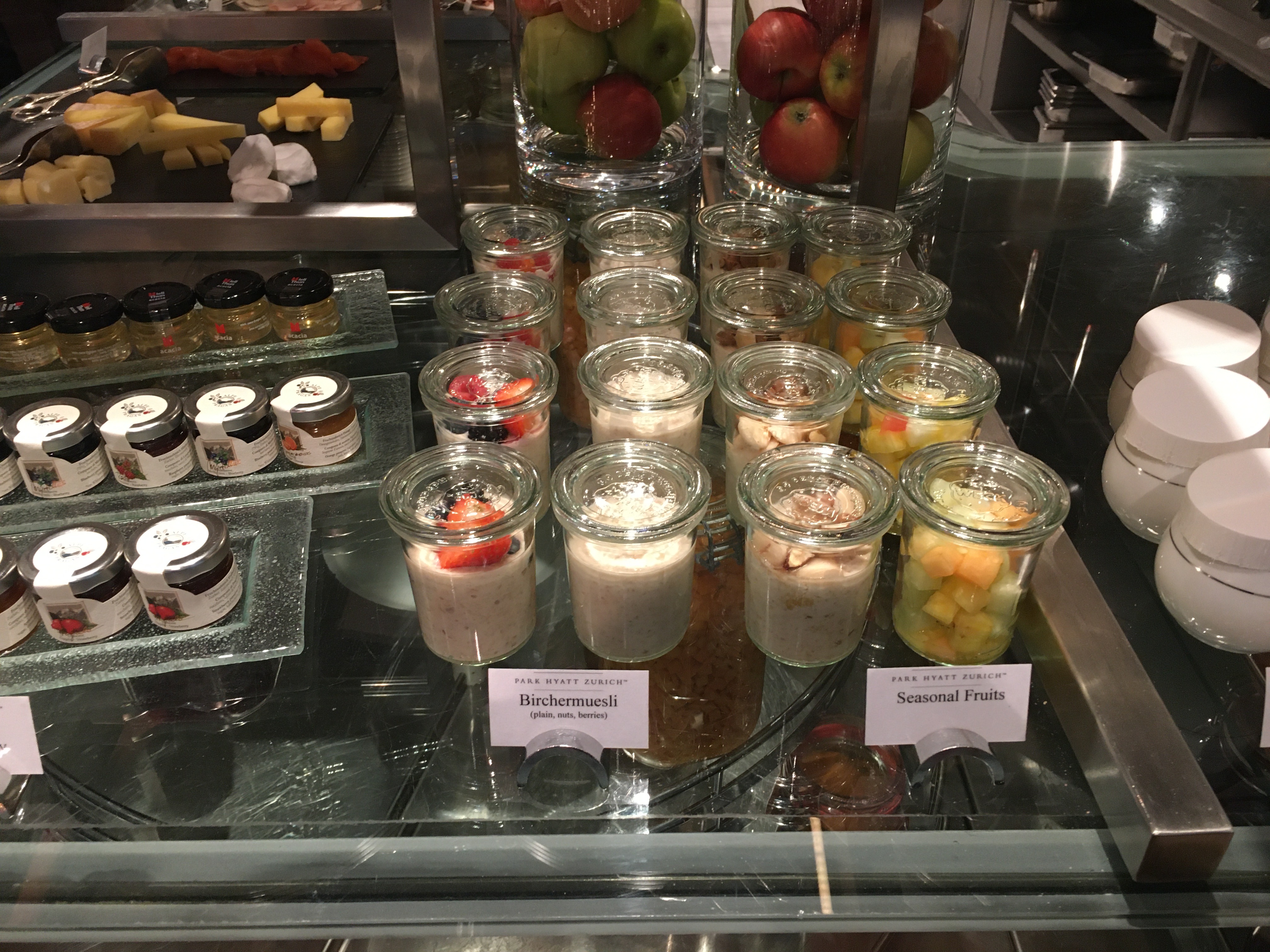 店のカウンターの上にあるドーナツ