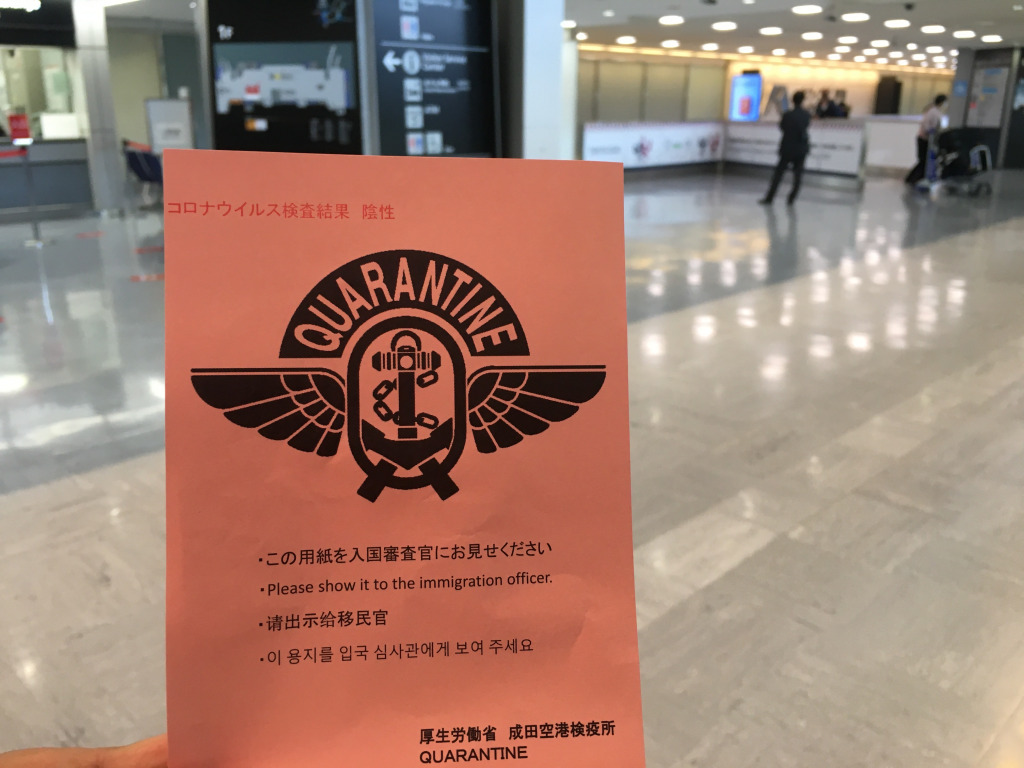 歩道の上にある数種類のパンフレットと紙の広告