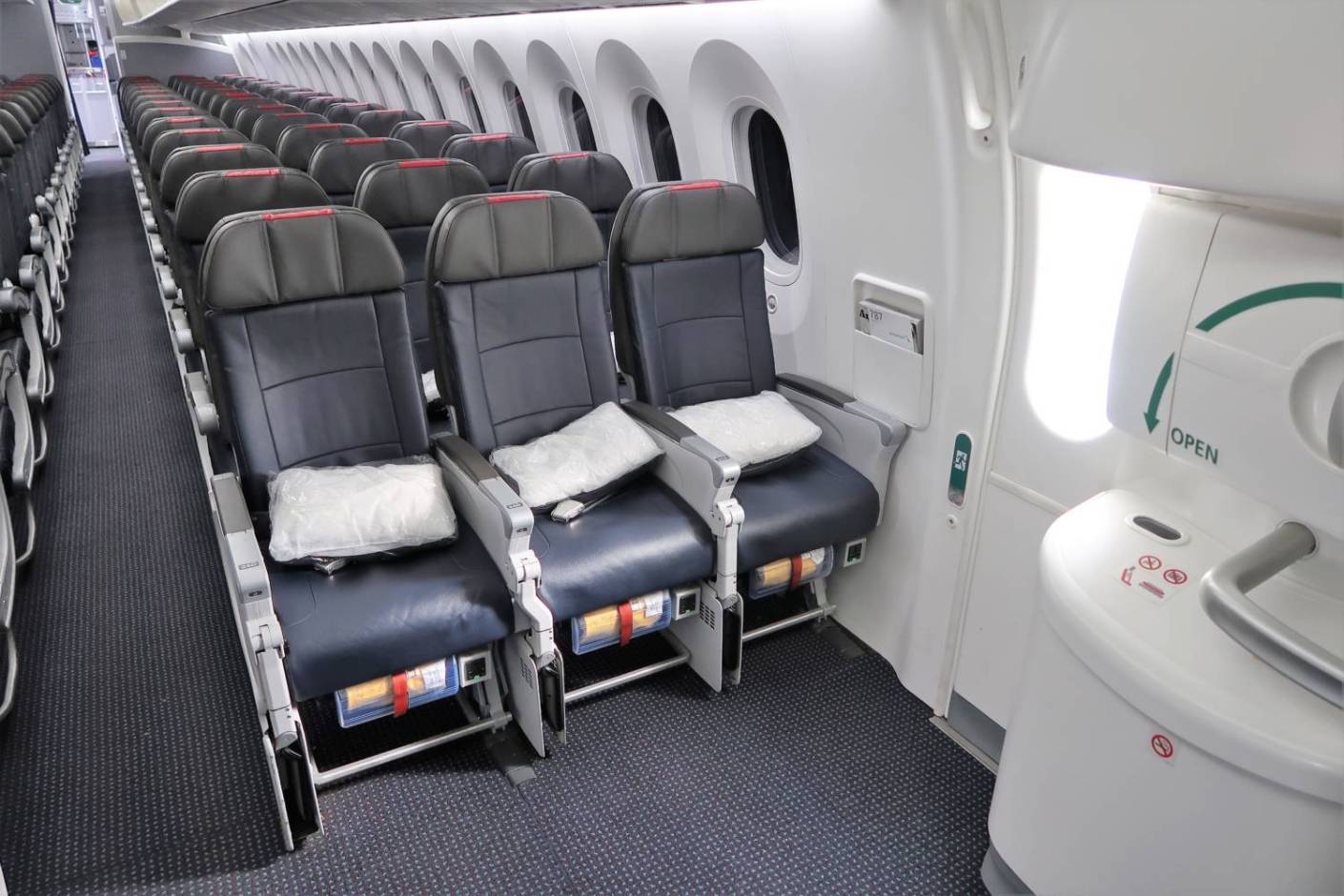 日本航空(JL)の非常口座席が有料で指定可能に。非常口座席について考えてみた