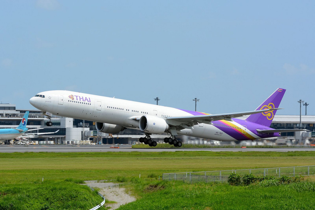 滑走路にいる飛行機