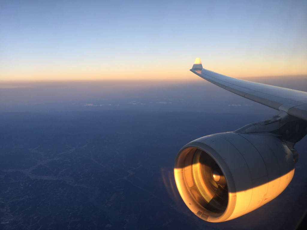 飛行機の翼と空
