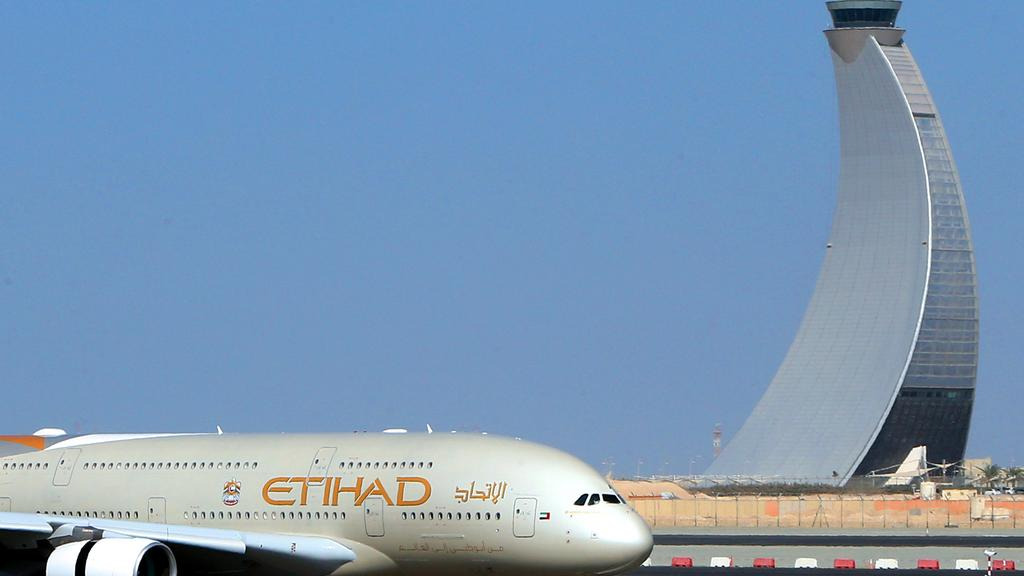 空港に停まっている飛行機