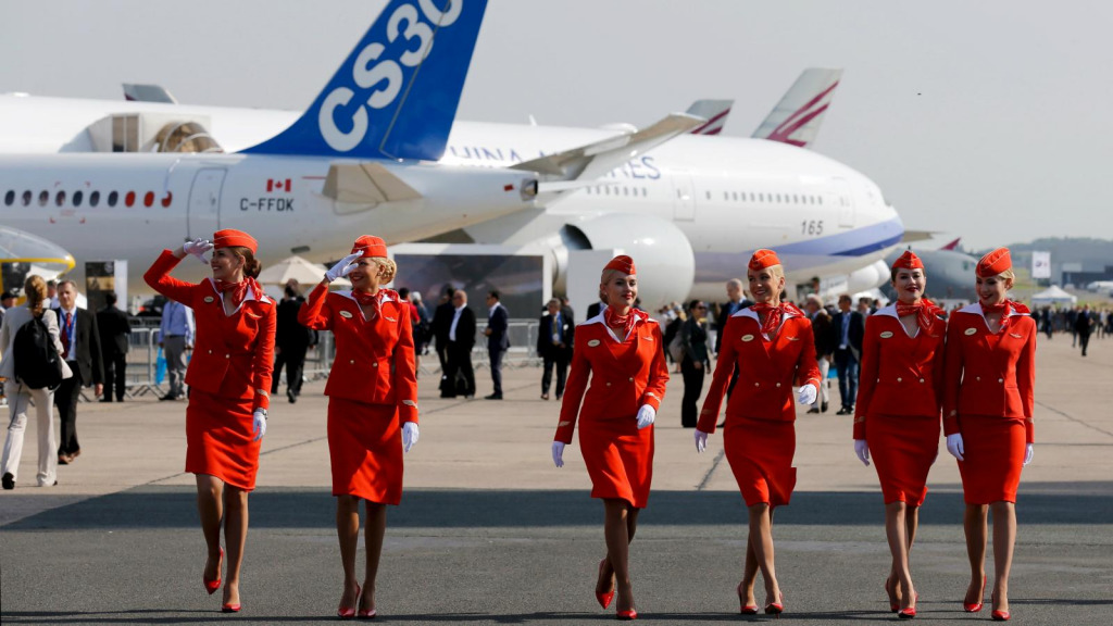 飛行機の前に立っている人たち