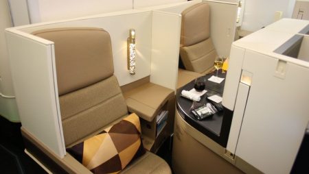 エティハド航空(EY)の新しい座席「ビジネスプラス」
