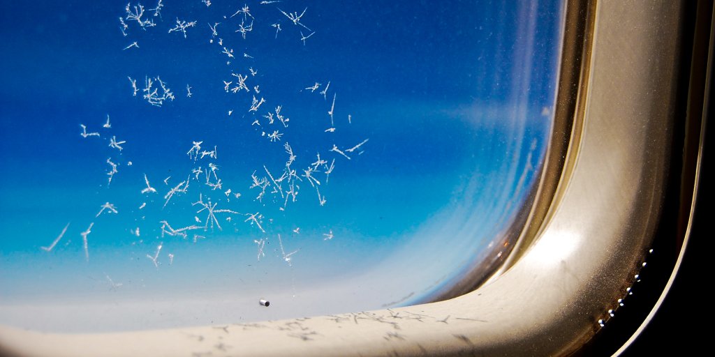 飛行機の窓ガラスにある小さな穴は何？