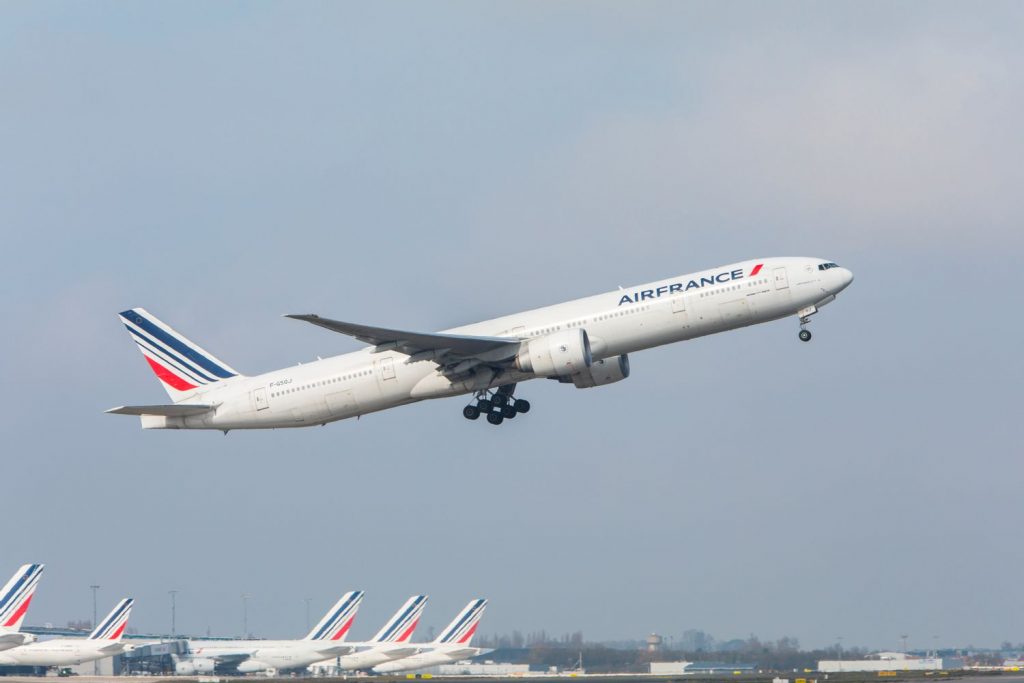 飛行機が空を飛んでいるジェット機