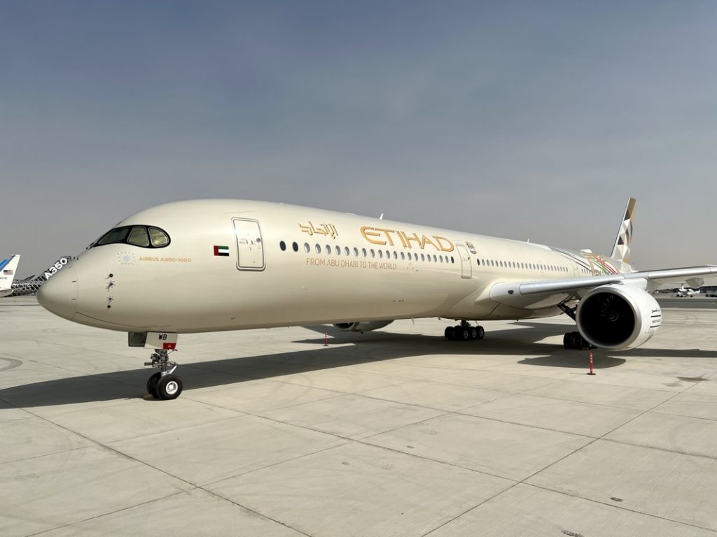 滑走路に止まっている飛行機