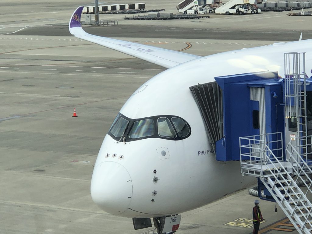空港の駐機場にとまっている飛行機